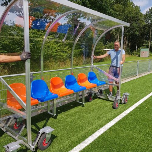 Dugout voetbal model 150 77 ONR Roden G-voetbal bezig met het plaatsen van de dug outs. Deze hebbe een lengte va 3 meter en tevens zijn deze dugouts voorzie van kuipzitjes in club kleuren.